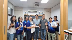 泰國湄洲大學森林經營系Dr. Piyapit Khonkaen 帶領學生與本系李明熹主任、莊智瑋老師致贈紀念品