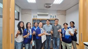 泰國湄洲大學森林經營系Dr. Piyapit Khonkaen 帶領學生與本系李明熹主任、莊智瑋老師致贈紀念品