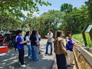 泰國學術團參觀本校水土保持戶外教室水土保持常用草區2