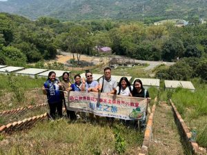 泰國學術團與本系莊智瑋老師(自右算起第3位)於本校水土保持戶外教室合影