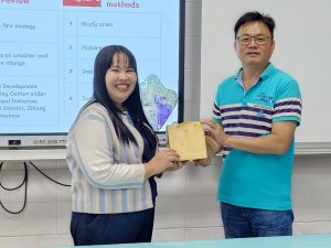 本系莊智瑋老師致贈泰國湄洲大學Dr. Piyapit Khonkaen 紀念品