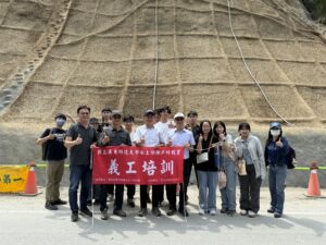 水利署南區水資源分署陳柏宗主任工程司及曾文水庫管理中心吳俊杰主任與本系師生一同合影