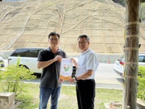 本系莊智瑋老師致贈紀念品