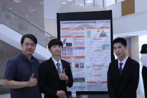 本系李明熹主任與發表同學們一同合影