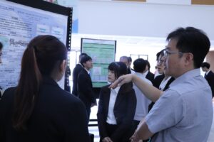 本系莊智瑋老師向發表同學提問