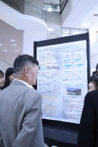 本系許中立老師向發表同學提問
