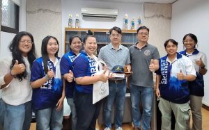 泰國湄洲大學森林經營系Dr. Piyapit Khonkaen 帶領學生與本系李明熹主任、莊智瑋老師致贈紀念品