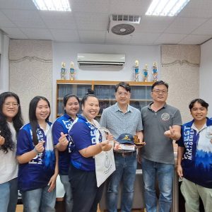 泰國湄洲大學森林經營系Dr. Piyapit Khonkaen 帶領學生與本系李明熹主任、莊智瑋老師致贈紀念品