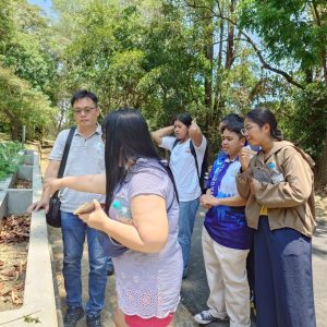 泰國學術團參觀本校水土保持戶外教室水土保持常用草區1